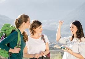 Drei Frauen beim Wandern