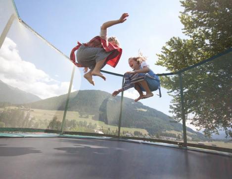 ...während Ihre Kids mit den Gastgeber-Kids im Garten toben blogbeitrag-5gruendefuerfamilienurlaub-01
