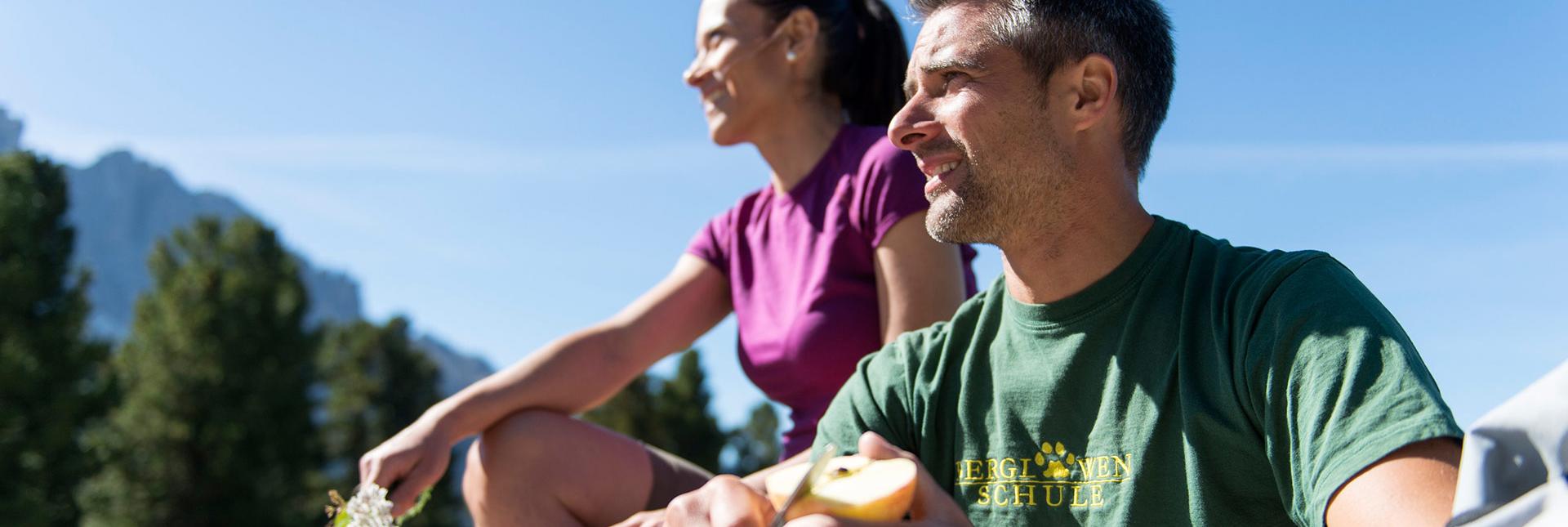 Zwei Personen sitzen in der Sonne